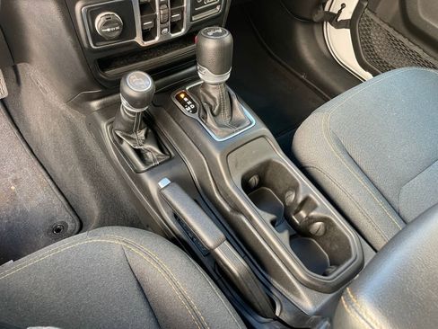 Used 2025 Jeep Wrangler Sahara image 40