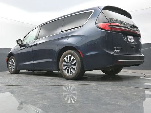 Used 2024 Chrysler Pacifica Select image 39