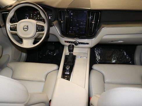 Used 2019 Volvo XC60 T5 Momentum w/ Premium Package image 15