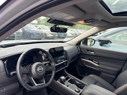 New 2025 Nissan Pathfinder Platinum w/ Lighting Package (N92) AWD/4WD image 9