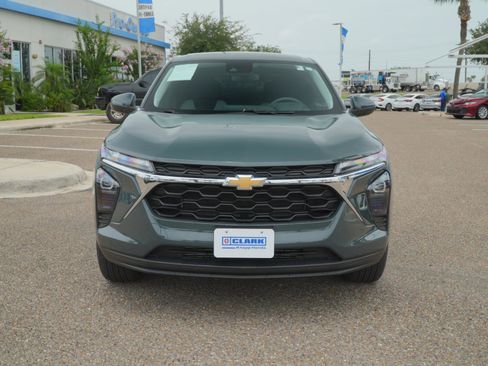 Used 2025 Chevrolet Trax LS w/ LS Convenience Package FWD image 2