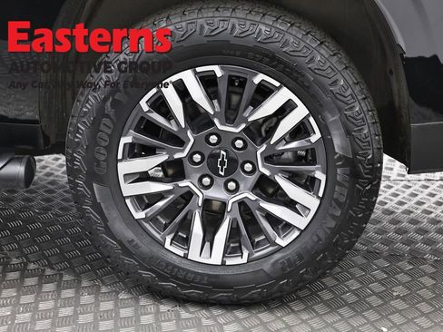 Used 2025 Chevrolet Suburban Z71 AWD/4WD image 36