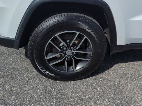 Used 2017 Jeep Grand Cherokee Trailhawk AWD/4WD image 9