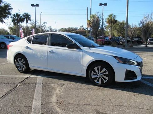 Used 2024 Nissan Altima 2.5 S image 2