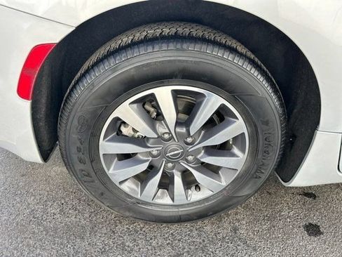 Used 2023 Chrysler Pacifica Touring-L FWD image 57