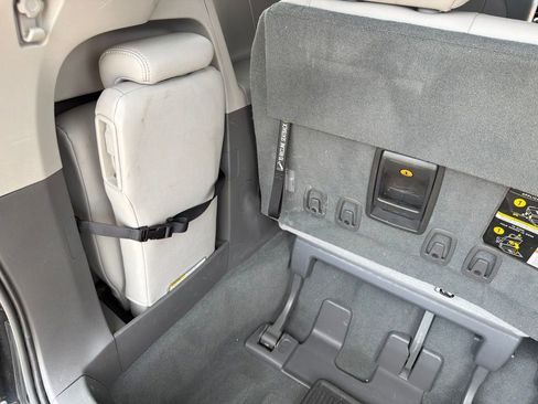 Used 2019 Toyota Sienna XLE w/ XLE Navigation Package FWD image 27