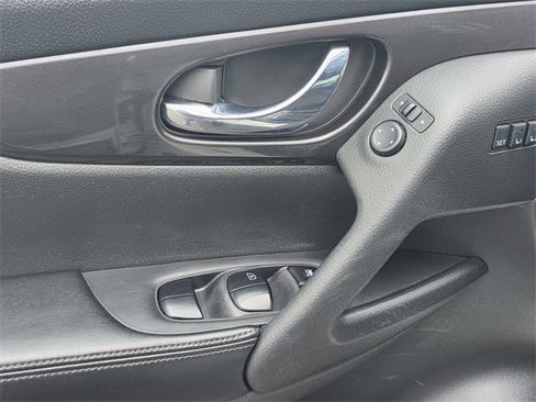 Used 2018 Nissan Rogue SV w/ Premium Package image 11