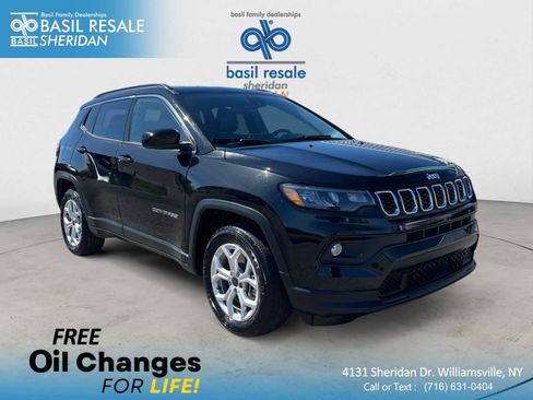 Used 2025 Jeep Compass Latitude AWD/4WD image 1