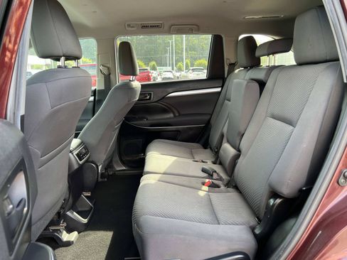 Used 2019 Toyota Highlander LE FWD image 10