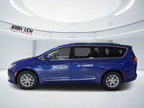 Used 2020 Chrysler Pacifica Touring-L FWD image 6