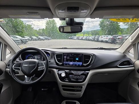 Used 2022 Chrysler Pacifica Touring-L FWD image 20
