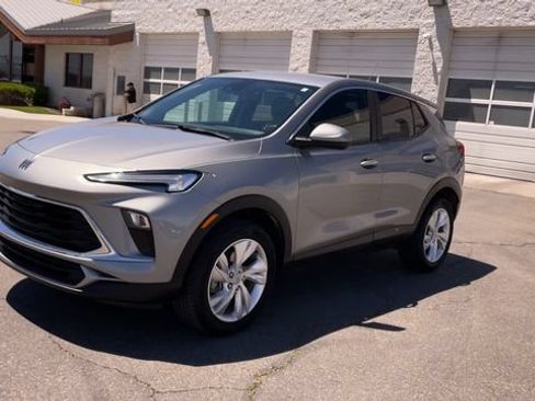 Used 2025 Buick Encore GX Preferred AWD/4WD image 5