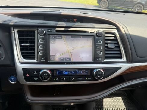 Used 2018 Toyota Highlander Limited Platinum AWD/4WD image 26