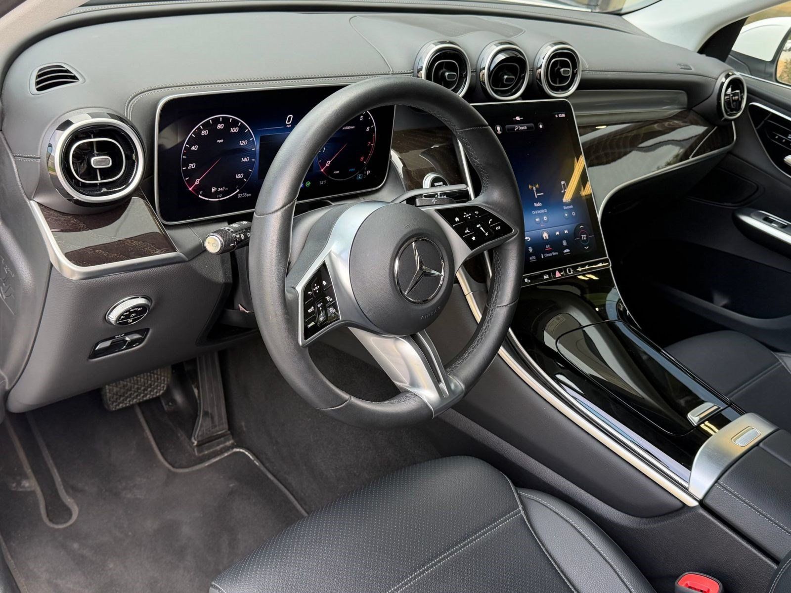 Used 2024 Mercedes-Benz GLC 300 4MATIC image 4