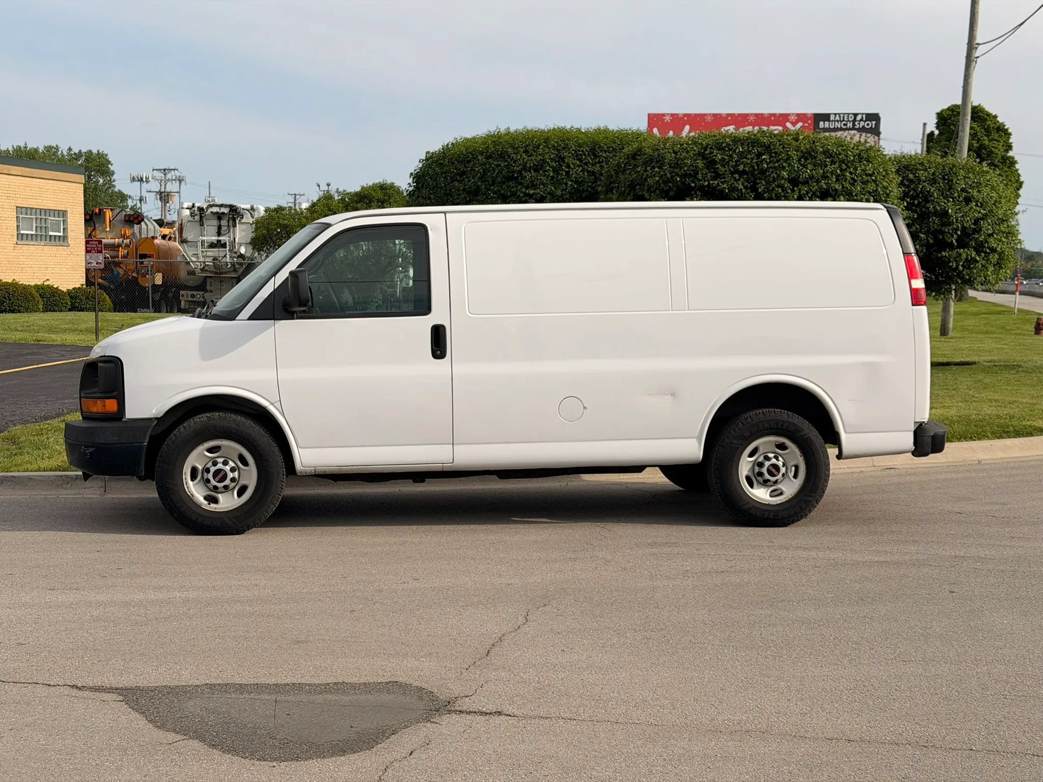 Used 2015 GMC Savana 2500 RWD image 2