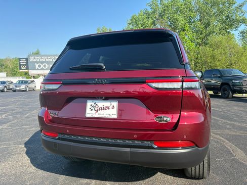 Used 2024 Jeep Grand Cherokee Altitude AWD/4WD image 11