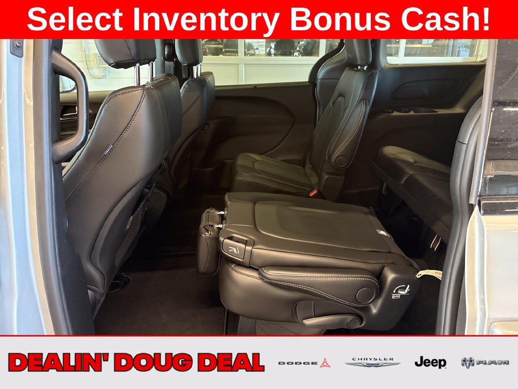 New 2026 Chrysler Pacifica Select w/ S Appearance Package AWD/4WD image 18