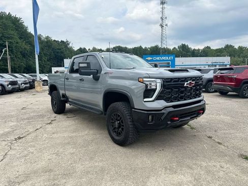 Used 2025 Chevrolet Silverado 2500 ZR2 w/ Technology Package AWD/4WD image 11