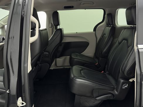 Used 2023 Chrysler Pacifica Touring-L FWD image 25