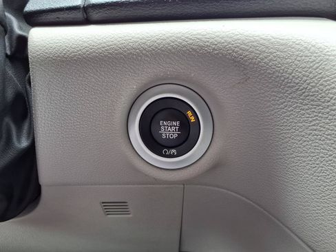 Used 2024 Chrysler Pacifica Touring-L FWD image 11