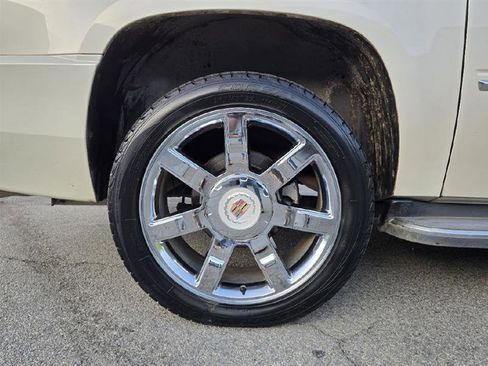 Used 2013 Cadillac Escalade ESV Luxury image 16