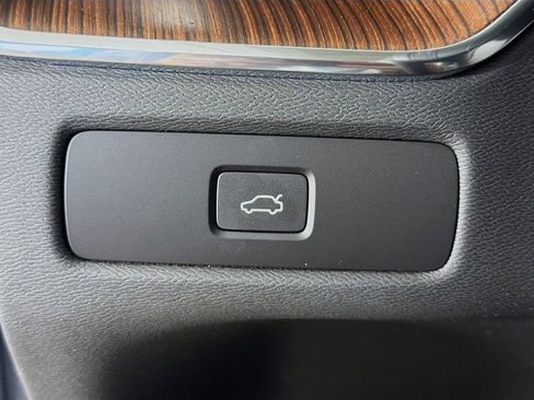 Certified 2023 Volvo XC60 B5 Plus AWD/4WD image 10