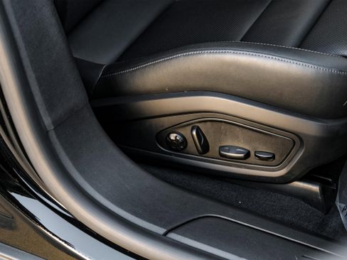 Used 2021 Porsche Taycan image 31