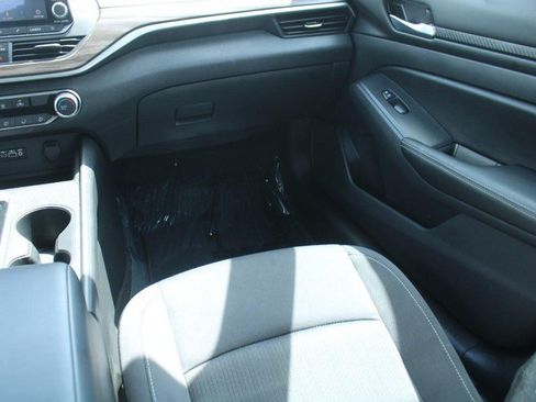 Used 2025 Nissan Altima 2.5 SV FWD image 16