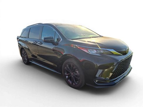Used 2023 Toyota Sienna XSE FWD image 2