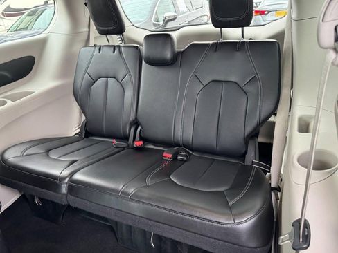 Used 2024 Chrysler Pacifica Select image 11