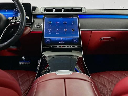 Used 2022 Mercedes-Benz S 580 4MATIC Sedan w/ AMG Line Package image 11