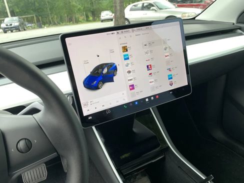 Used 2020 Tesla Model Y Long Range image 11