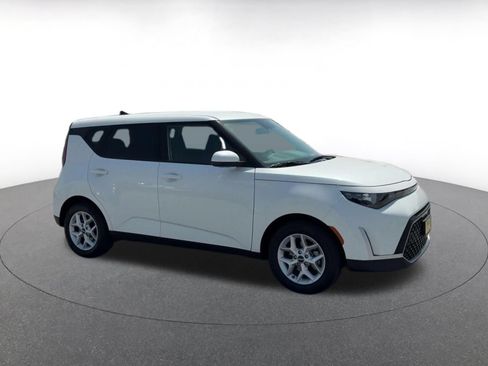 Used 2025 Kia Soul LX w/ LX Technology Package FWD image 2