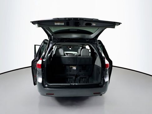 Used 2019 Toyota Sienna XLE image 26