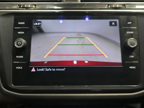 Used 2022 Volkswagen Tiguan SE w/ Panoramic Sunroof Package FWD image 17
