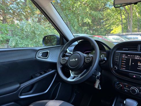 Used 2025 Kia Soul LX w/ LX Technology Package FWD image 32