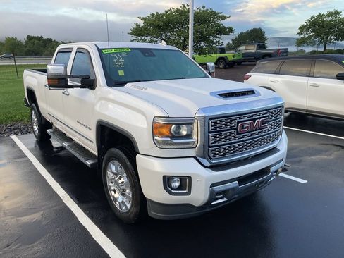 Used 2019 GMC Sierra 2500 Denali w/ Duramax Plus Package AWD/4WD image 1
