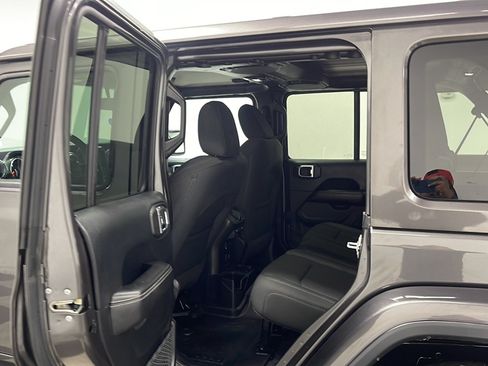Used 2018 Jeep Wrangler Unlimited Sahara AWD/4WD image 14