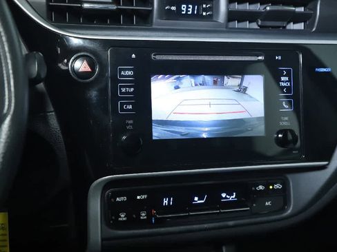 Used 2018 Toyota Corolla LE image 26