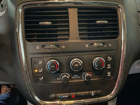 Used 2015 Dodge Grand Caravan SE w/ Quick Order Package 29E SE image 12