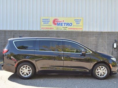 Used 2023 Chrysler Pacifica Touring-L