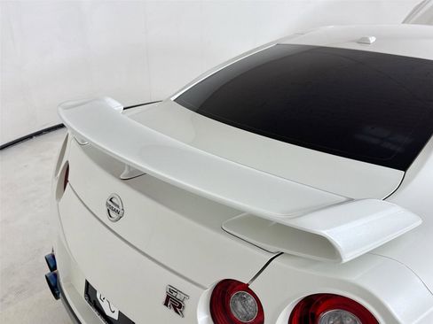 Used 2020 Nissan GT-R Premium image 33