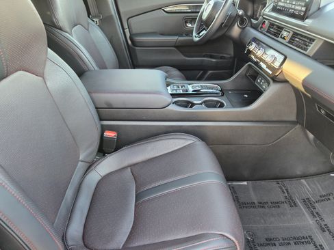 Used 2025 Honda Pilot Black Edition image 10
