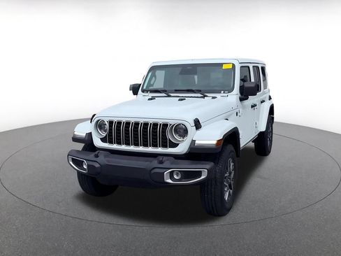 Used 2025 Jeep Wrangler Unlimited Sahara AWD/4WD image 4