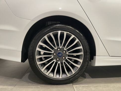 Used 2018 Ford Fusion SE w/ Fusion SE Technology Package AWD/4WD image 9