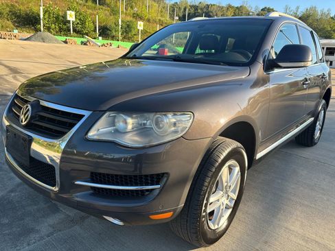 Used 2009 Volkswagen Touareg VR6 image 1