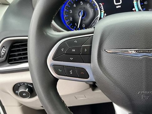 Used 2024 Chrysler Pacifica Touring-L FWD image 30