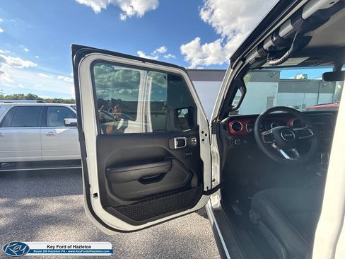 Used 2023 Jeep Gladiator Rubicon w/ Cold Weather Group AWD/4WD image 11