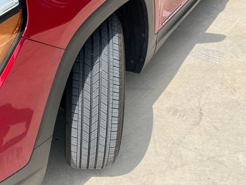 Used 2024 GMC Terrain SLE w/ Driver Convenience Package FWD image 9