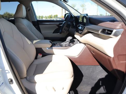 Used 2021 Toyota Highlander Limited image 19